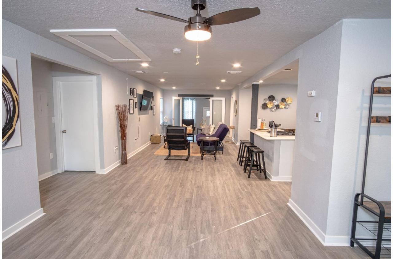 Stylish 4 Br2Ba Renovated Home Near Downtown サンアントニオ エクステリア 写真