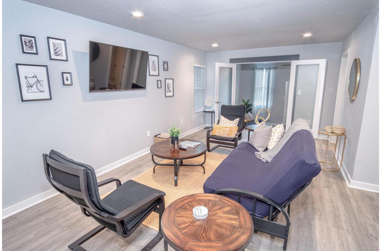 Stylish 4 Br2Ba Renovated Home Near Downtown サンアントニオ エクステリア 写真