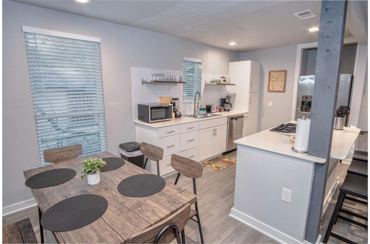 Stylish 4 Br2Ba Renovated Home Near Downtown サンアントニオ エクステリア 写真