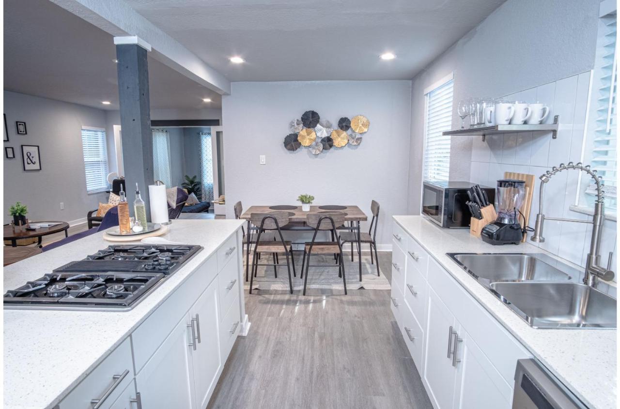 Stylish 4 Br2Ba Renovated Home Near Downtown サンアントニオ エクステリア 写真