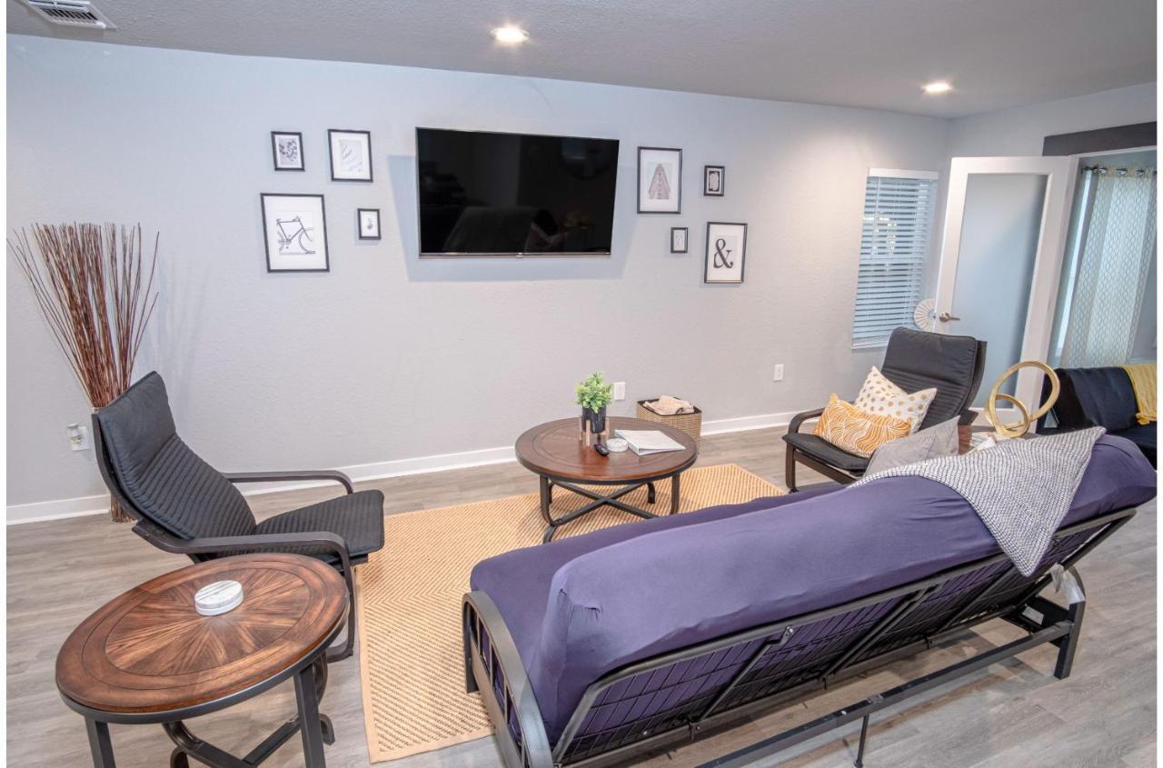 Stylish 4 Br2Ba Renovated Home Near Downtown サンアントニオ エクステリア 写真