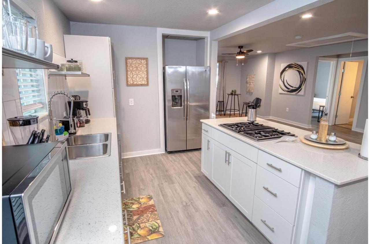 Stylish 4 Br2Ba Renovated Home Near Downtown サンアントニオ エクステリア 写真