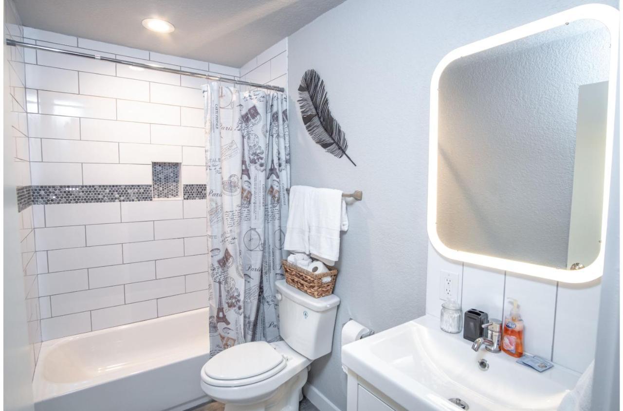 Stylish 4 Br2Ba Renovated Home Near Downtown サンアントニオ エクステリア 写真