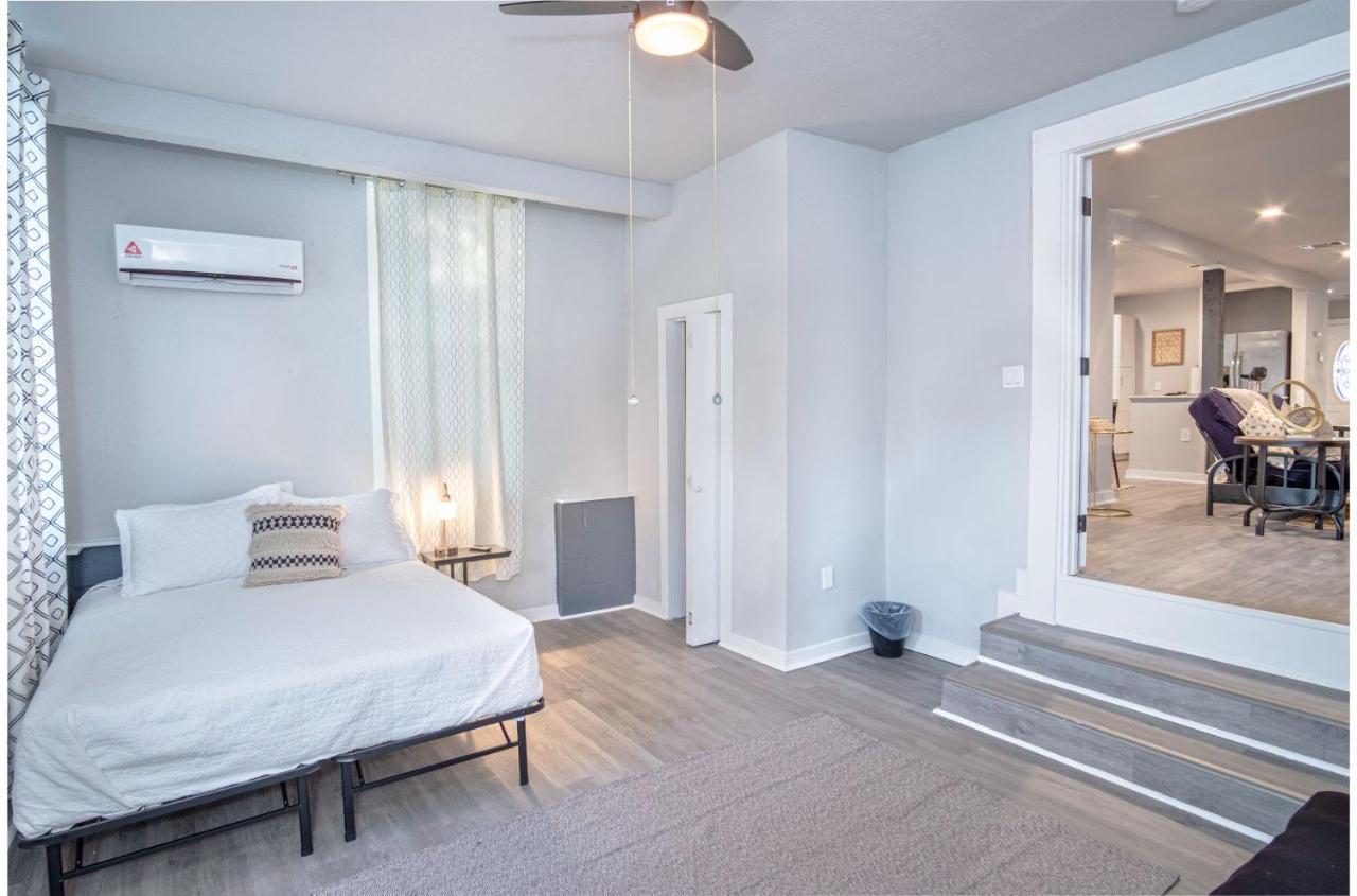 Stylish 4 Br2Ba Renovated Home Near Downtown サンアントニオ エクステリア 写真