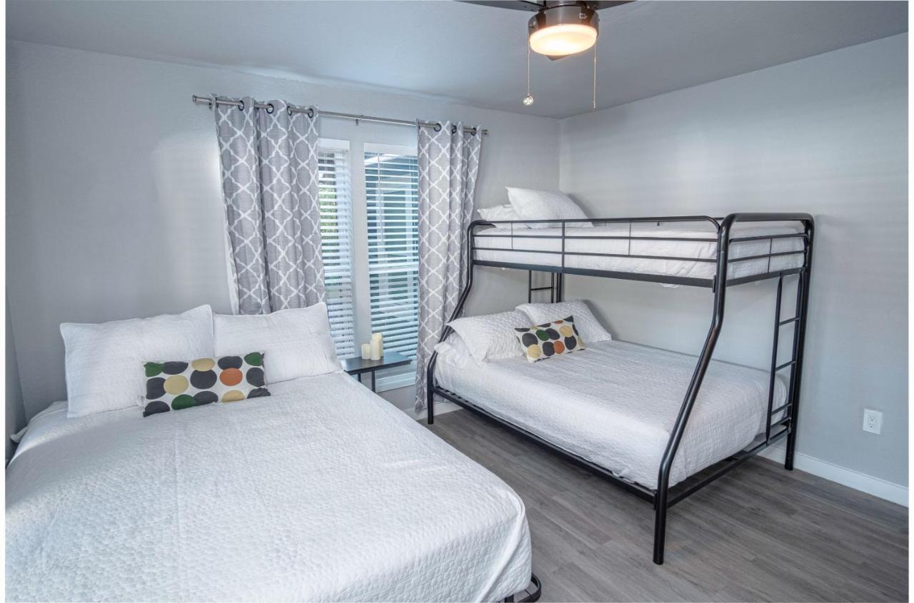 Stylish 4 Br2Ba Renovated Home Near Downtown サンアントニオ エクステリア 写真