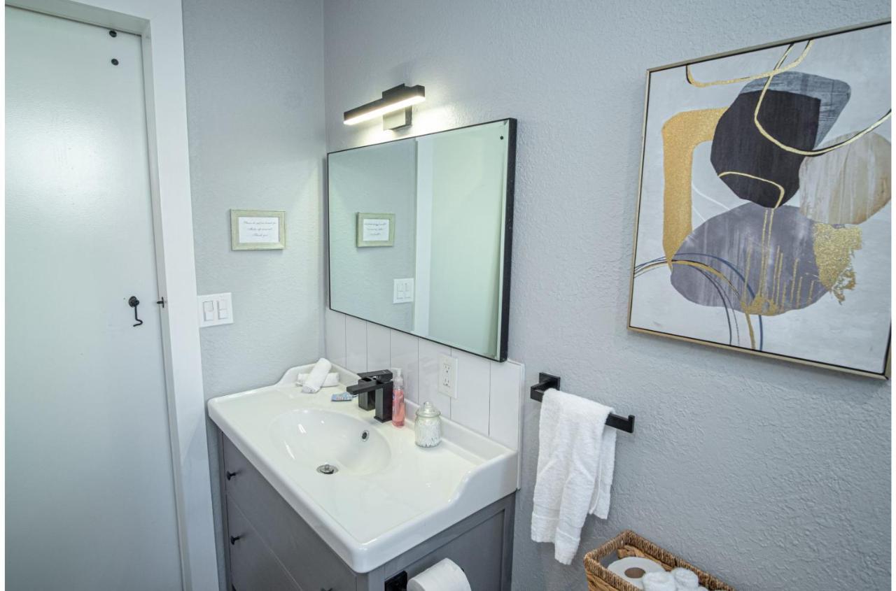 Stylish 4 Br2Ba Renovated Home Near Downtown サンアントニオ エクステリア 写真