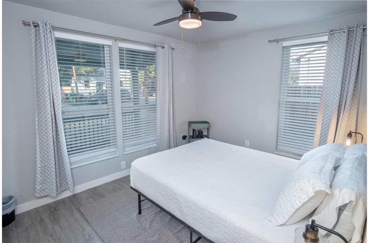 Stylish 4 Br2Ba Renovated Home Near Downtown サンアントニオ エクステリア 写真