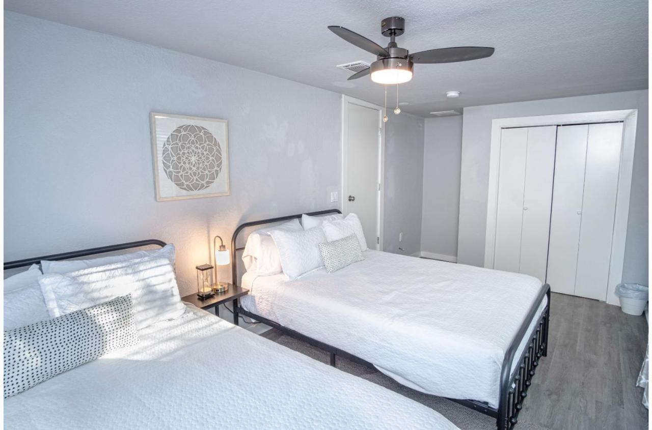 Stylish 4 Br2Ba Renovated Home Near Downtown サンアントニオ エクステリア 写真