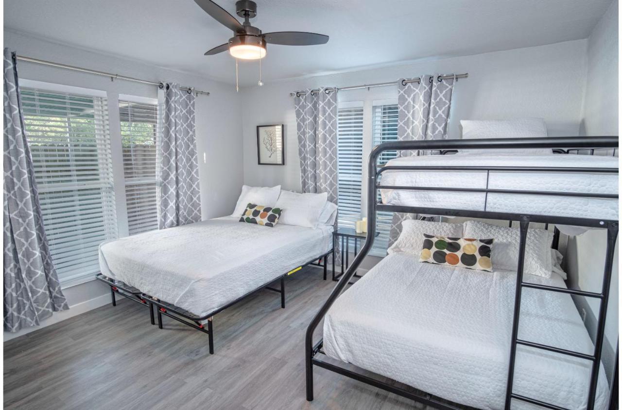 Stylish 4 Br2Ba Renovated Home Near Downtown サンアントニオ エクステリア 写真