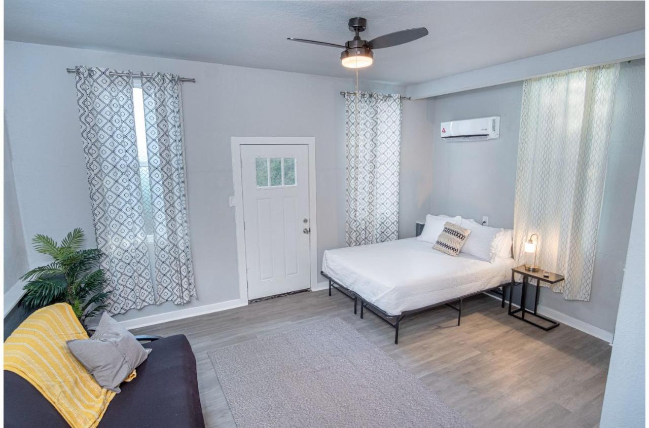Stylish 4 Br2Ba Renovated Home Near Downtown サンアントニオ エクステリア 写真